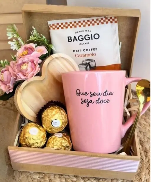 Kit presente com caneca rosa personalizada, café e chocolates em caixa de MDF